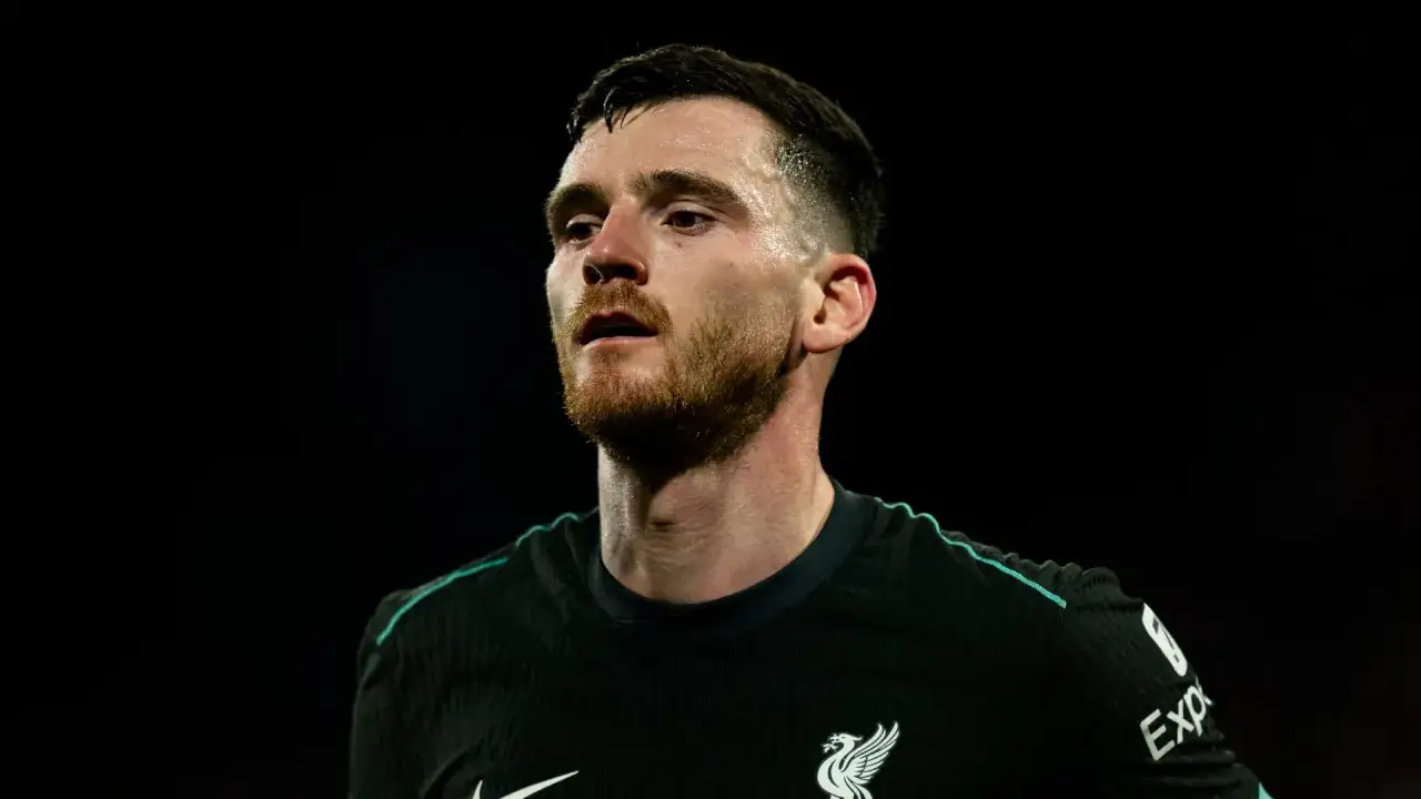 Andrew Robertson, Spieler des FC Liverpool, blickt konzentriert.