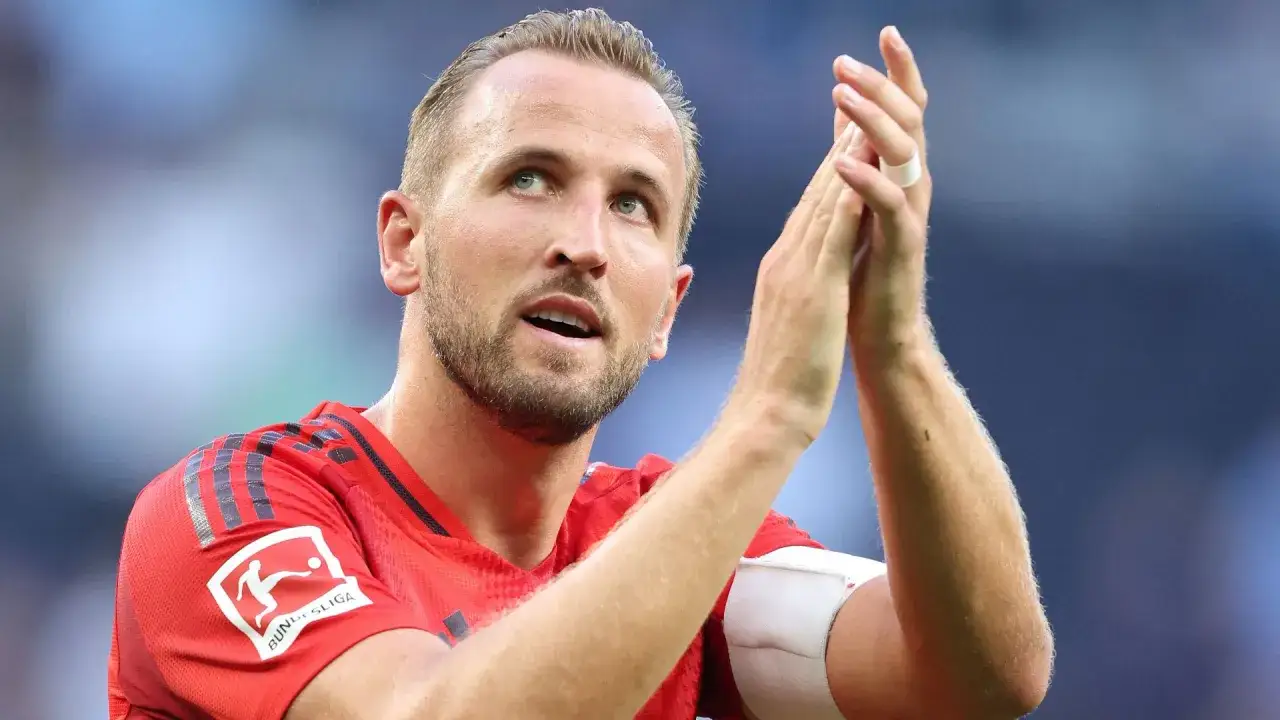 Harry Kane klatscht Beifall, sein Blick nach oben gerichtet. Er tr&auml;gt das Trikot des FC Bayern M&uuml;nchen mit dem Bundesliga-Logo.