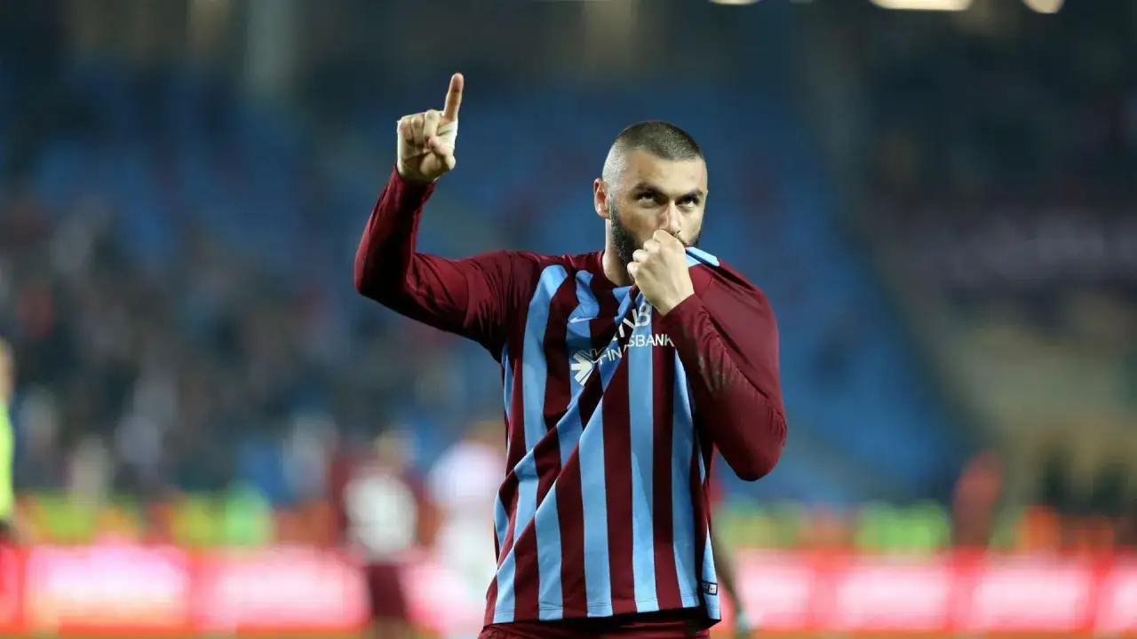 Burak Yilmaz jubelt mit erhobenem Finger und k&uuml;sst sein Trikot.
