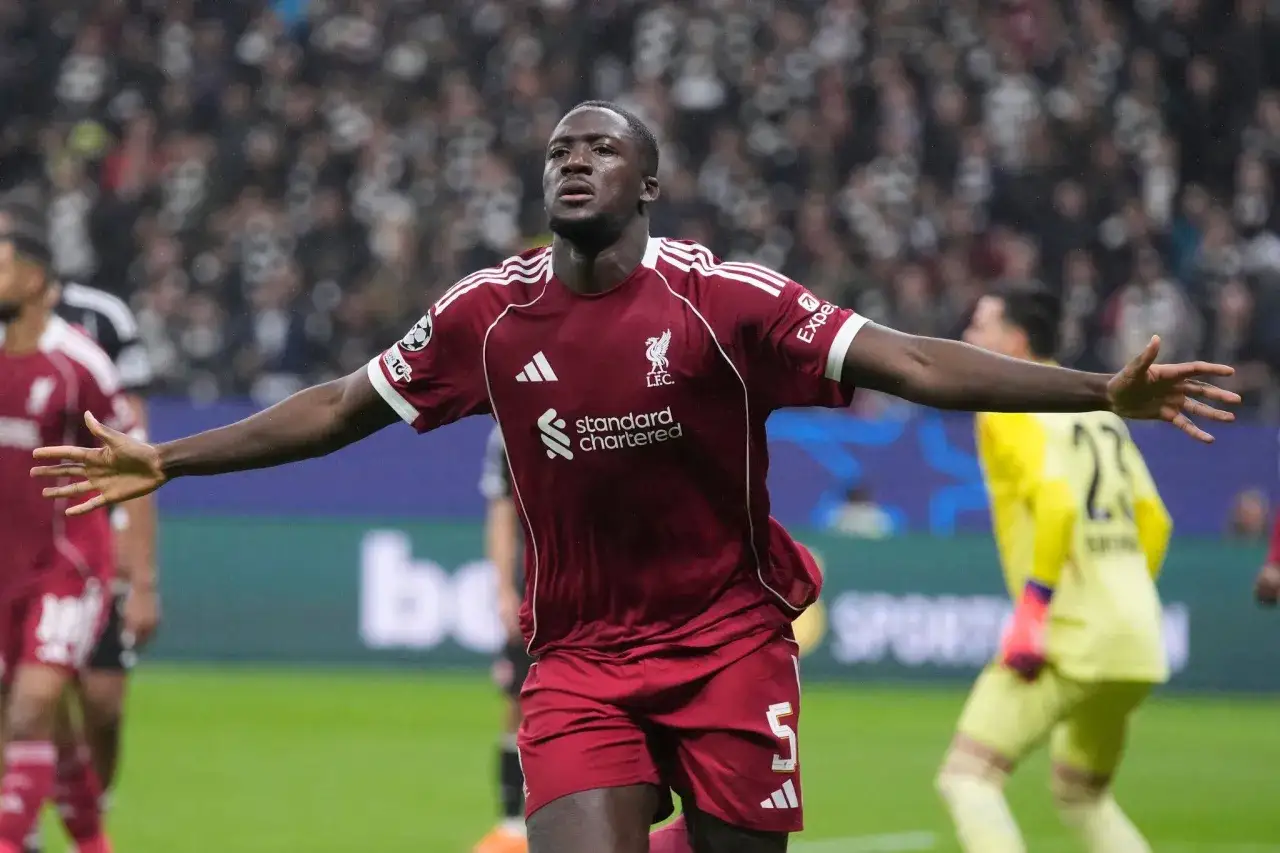 Ibrahima Konaté feiert ein Tor, seine Arme weit ausgebreitet. Der Jubel des Liverpool-Spielers ist im Stadion zu spüren.