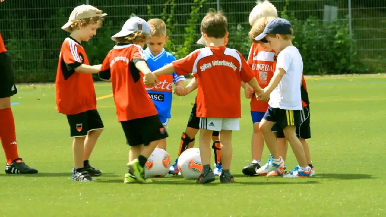 Kinder im Kreis haltend, bereit f&uuml;r ihre g jugend spielzeit.