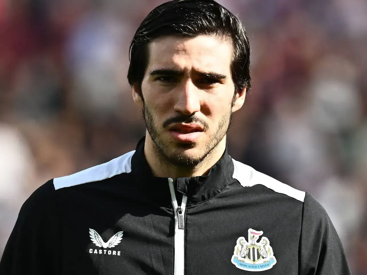 Sandro Tonali, Spieler von Newcastle United, blickt konzentriert in die Kamera.