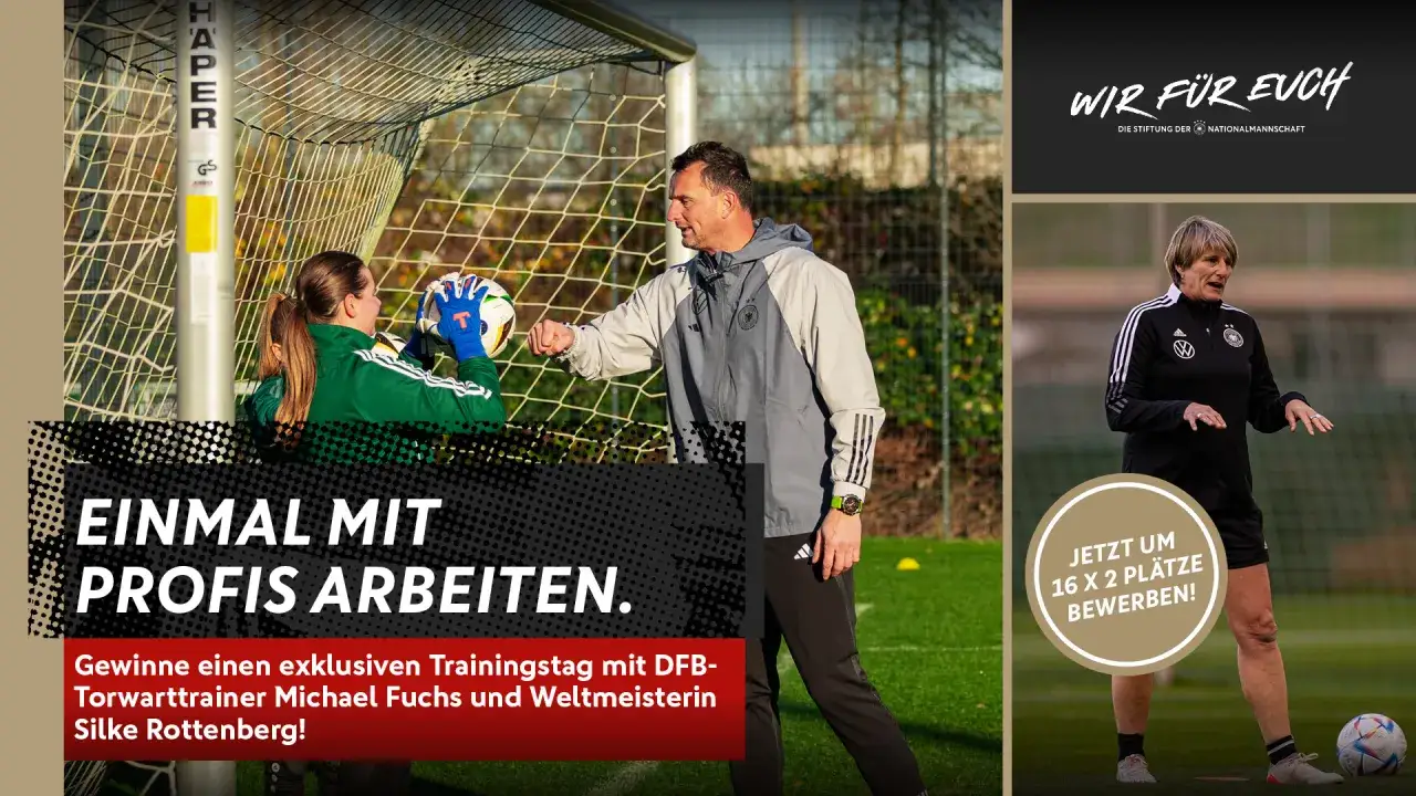 DFB-Torwarttrainer Michael Fuchs und Weltmeisterin Silke Rottenberg trainieren auf dem Fu&szlig;ballplatz.