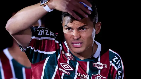 Thiago Silva, mit einem Stirnband und einem Ausdruck konzentrierter Anstrengung, wischt sich den Schweiß von der Stirn.