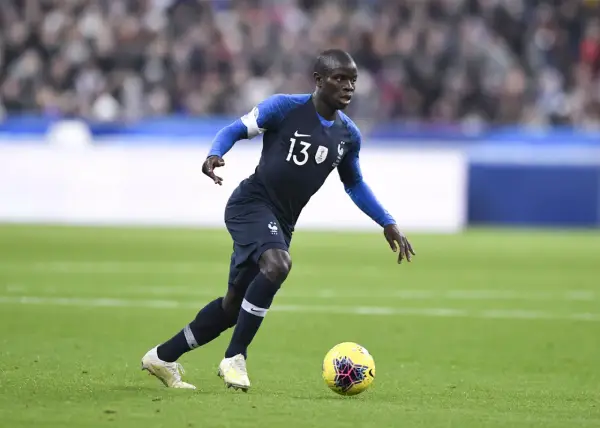 ZDM Spieler N'Golo Kanté dribbelt mit dem Ball.