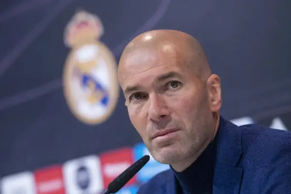 Zinedine Zidane, eine Legende von Real Madrid, blickt nachdenklich in die Kamera.